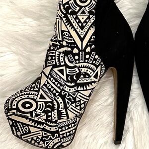 ⚡️FLASH SALE⚡️Pop Fabric KISS style platform boots-Size 6-6 inch heel💫🖤🤍